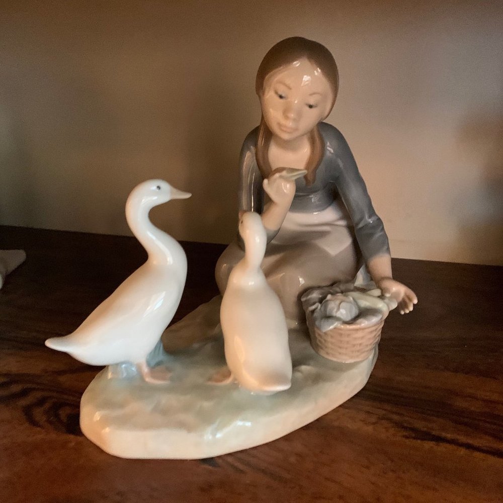 Lladro - Girl with vegetable basket feeding Geese